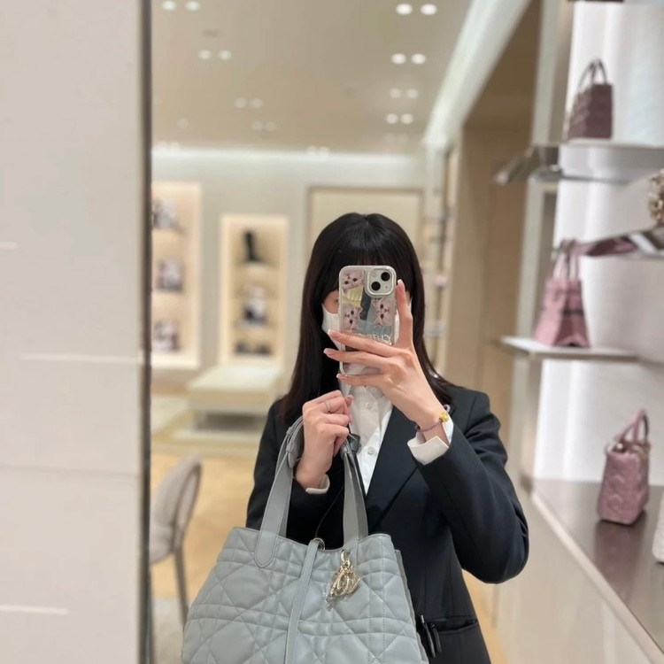 디올 뚜주흐백 큰 크기: 28.5*19*21cm  작은 크기: 23*15*15cm