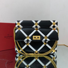 발렌티노 로만 스터드 V2060L 라지