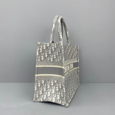디올 북 토트백 대형 사이즈: 41.5x32x5cm  작은 크기: 37x28x16cm