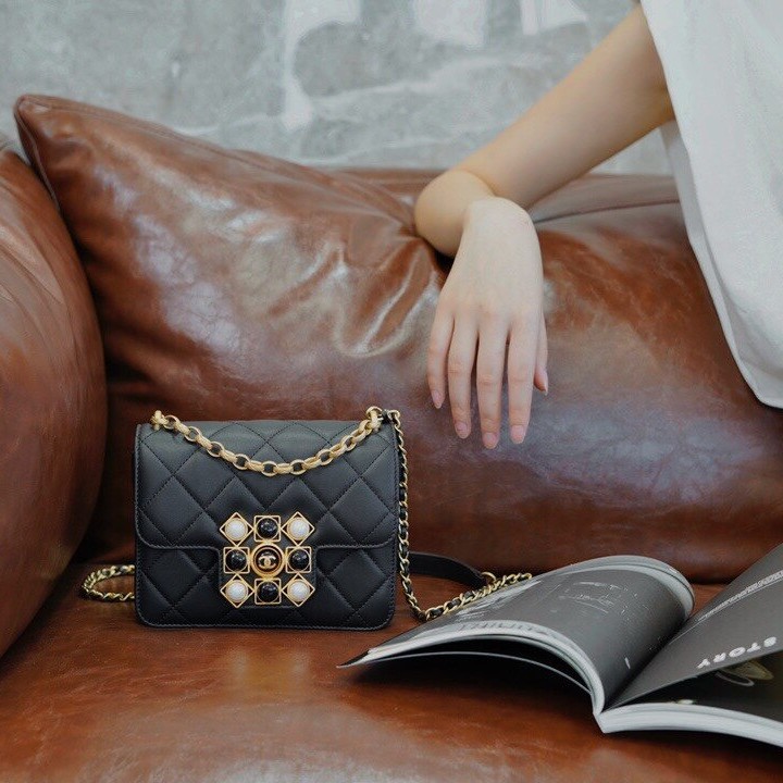 카프스킨 크리스탈 펄 마노 스몰 플랩백 / 17.5cm