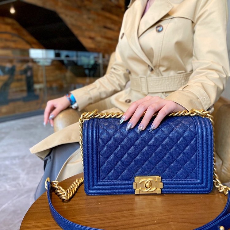 캐비어 미듐 보이백 / 25cm