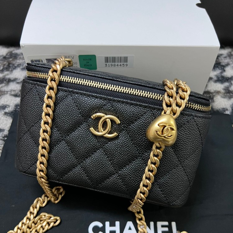 샤넬 코스메틱 케이스백 / 크기: 17